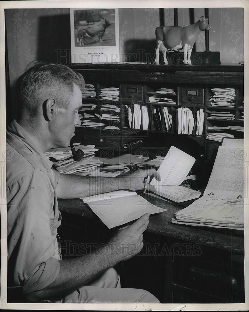 1949 Press Photo Farmer Jim Hamilton Manages His Paperwork - Historic Images