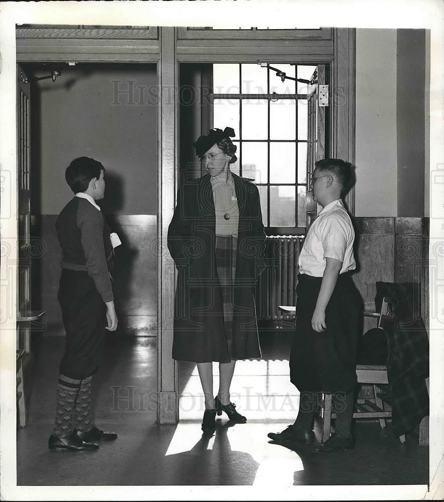 1941 Press Photo Two Boy Students Question Visitor for Legitimate Business - Historic Images