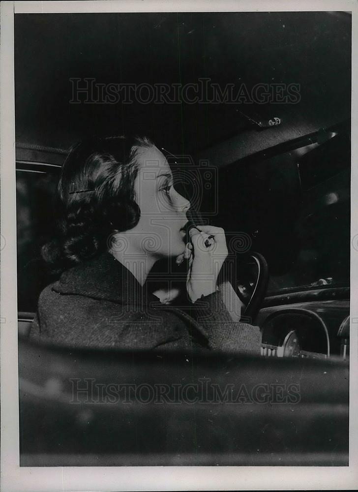 1936 Press Photo Helen Jones puts on makeup, stopping traffic in Atlanta road - Historic Images