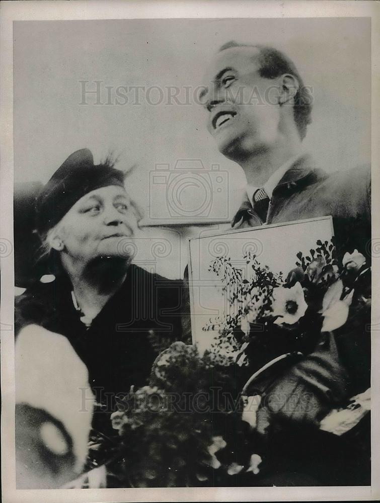 1936 Press Photo Kurt Bjorkvall, Swedish flyer & his mom in Stockholm - Historic Images