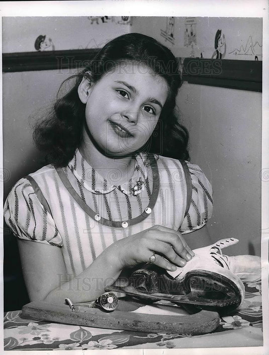 1956 Press Photo young professional ice skater Helen-Anne Rouselle in NY - Historic Images