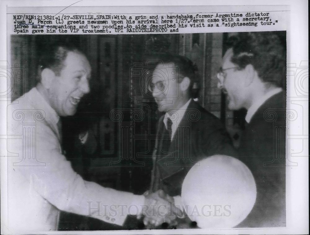 1960 Press Photo Seville, Spain,ex Argentine Pres Juan Peron,&amp; newsmen - Historic Images