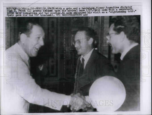1960 Press Photo Seville, Spain,ex Argentine Pres Juan Peron,& newsmen - Historic Images