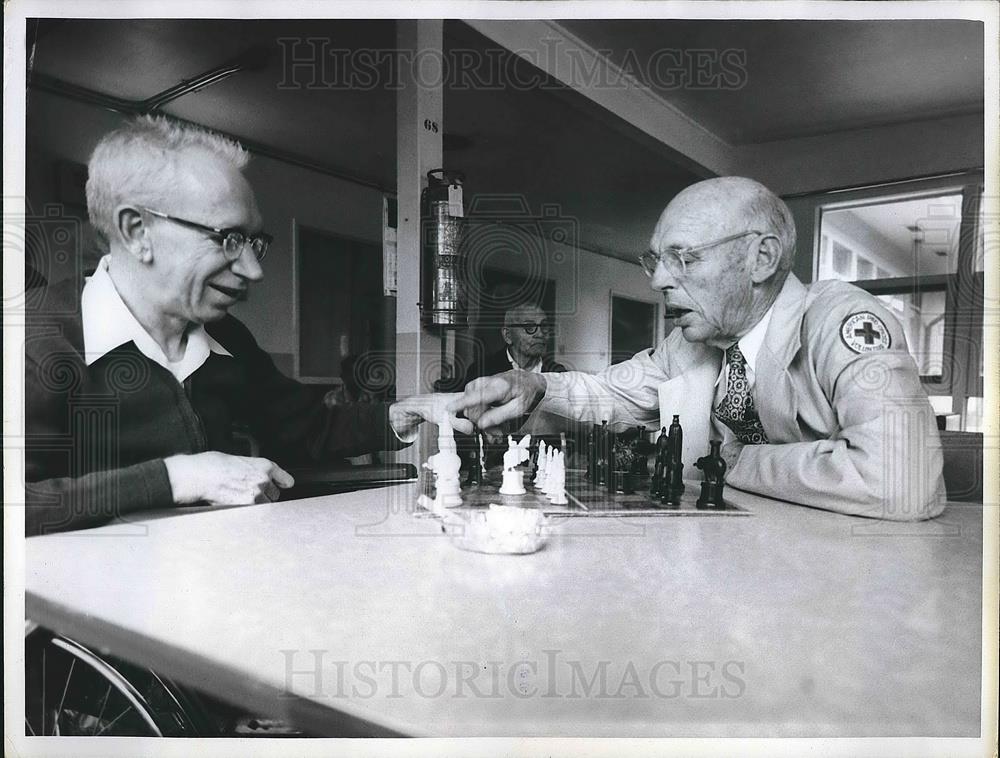 1961 Press Photo Salinas, Calif. Wayne Edwards, James McFarland at chess in hosp - Historic Images