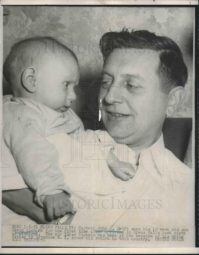 1952 Press Photo Captain John J. Swift Sees 10-Week Son David Richard First Time - Historic Images