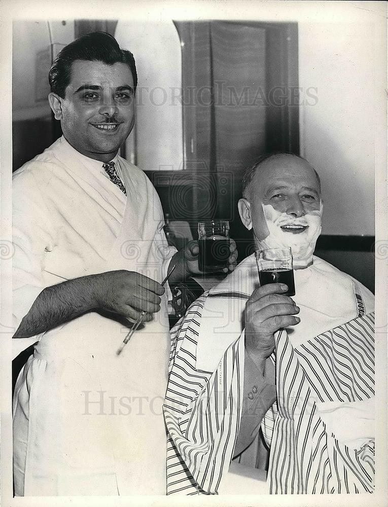 1943 Press Photo Frank Torchia, Chicago Barber, celebrated Italy&#39;s surrender - Historic Images