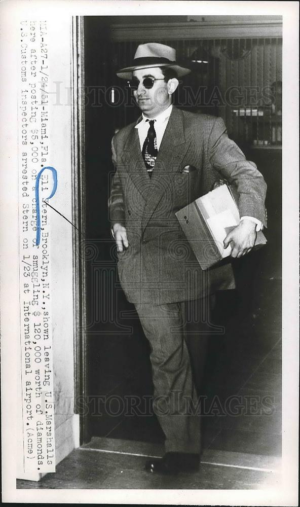 1951 Press Photo Eli Stern Posts Bond Smuggling Charges Brooklyn New York Crime - Historic Images