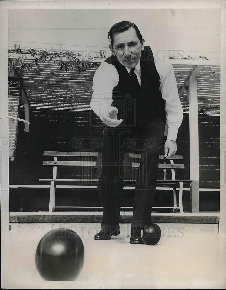 1940 Press Photo Claude Pepper U.S. Senator From Florida Passes Time By Bowling - Historic Images