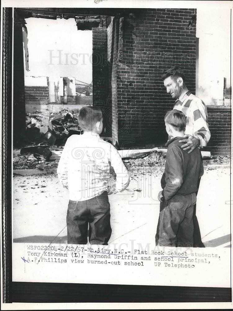 1957 Press Photo Tony Kirkman, Raymond Griffin and principal AP Phillips - Historic Images