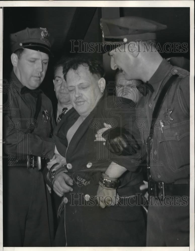 1940 Press Photo Police put veteran Floyd Osborn in straight jacket - Historic Images