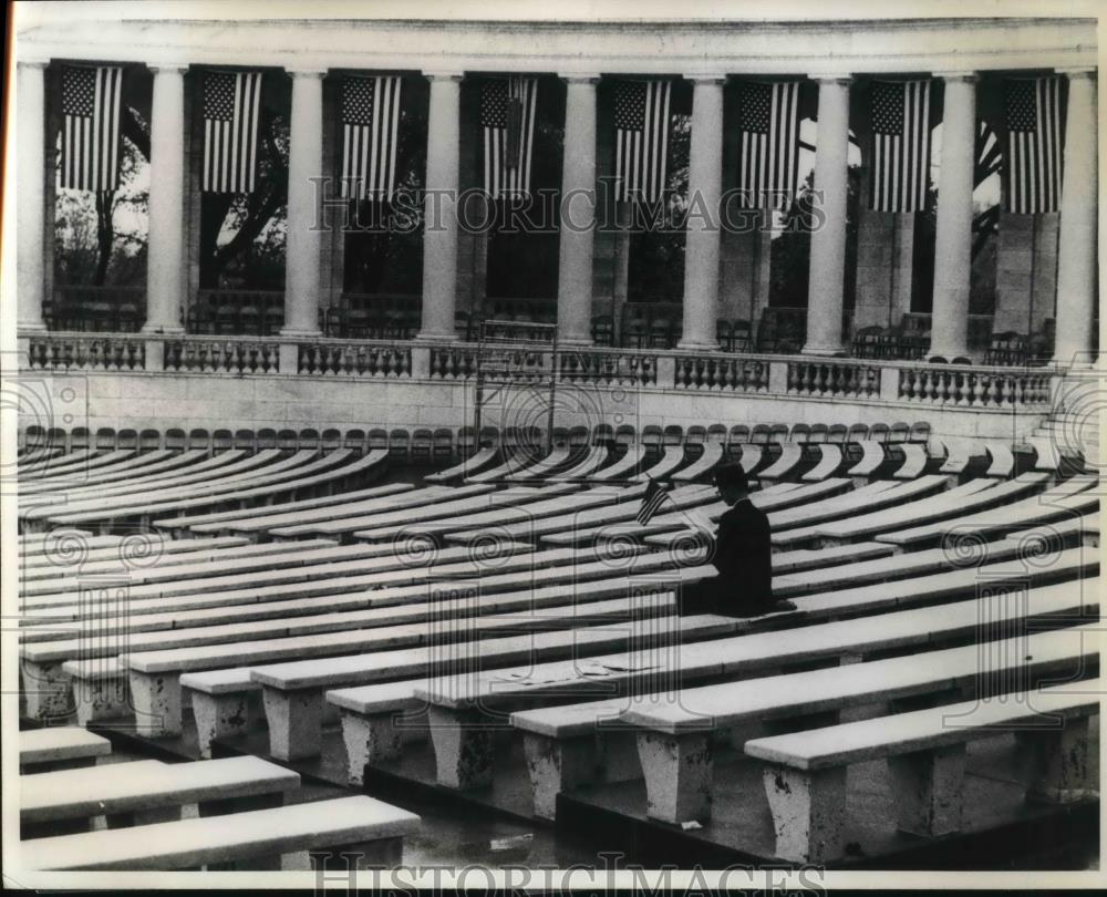 1970 Press Photo Man Reads a Book at Amphitheater in Arlington National Ceremony - Historic Images