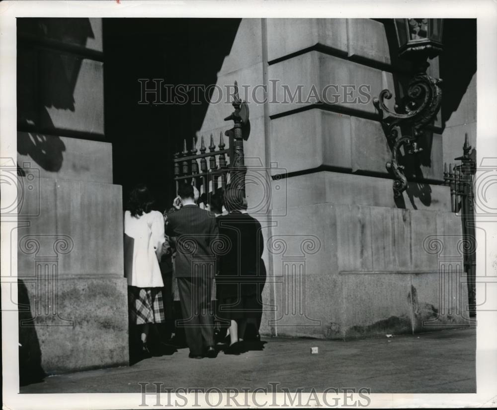 1949 Press Photo Spectators at Dept Auditorium for North Atlantic Pact signing - Historic Images