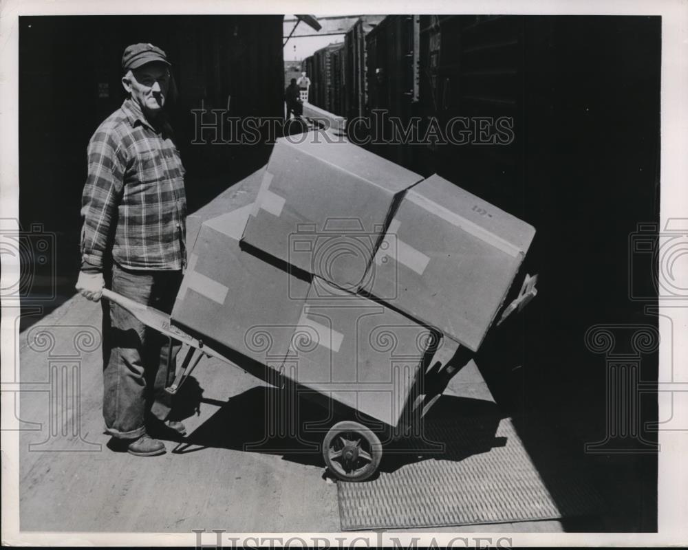 1949 Press Photo John Parker handling freight at Conway, Mass RR station - Historic Images