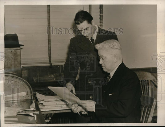 1940 Press Photo Boston police Lt Wm Carey & applicant Thomas Gavin - neb49948 - Historic Images
