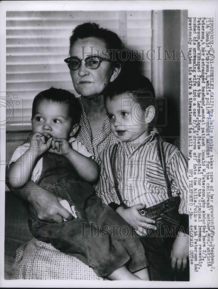 1961 Press Photo Mrs. Sally Ashley and her Grand children - neb52347 - Historic Images