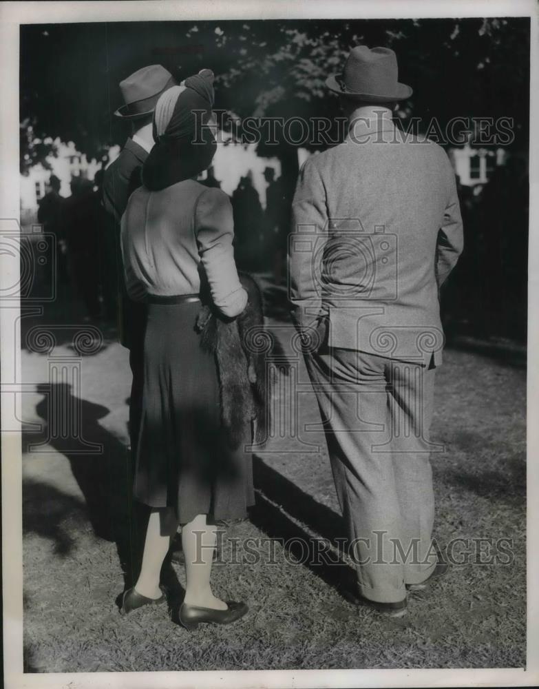 1939 Press Photo Miss Bruner Hunneman attending the races at Belmont Park - Historic Images