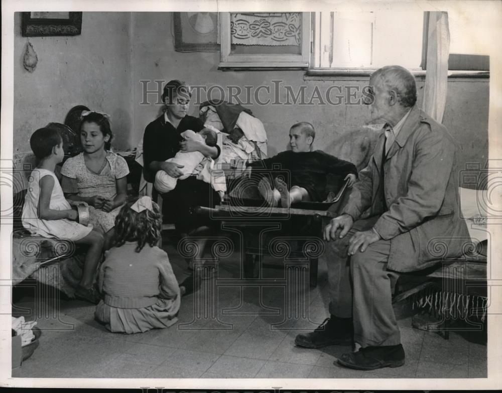 1947 Press Photo A family of 11 living in Rome&#39;s slum quarters in poverty. - Historic Images