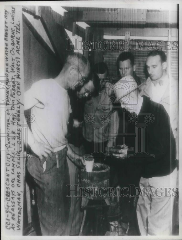 1946 Press Photo Townspeople Watch Ernest May With Samples of Ore in California - Historic Images