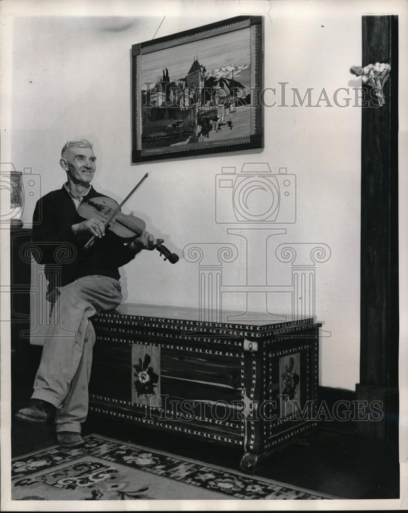 1947 Press Photo N. E. Galloway, retired manual arts teacher, plays violin - Historic Images