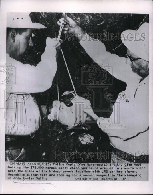 1954 Press Photo Police Capt. Morehead & Lt. Clem Hoyt Found Ransom Money & Gun - Historic Images
