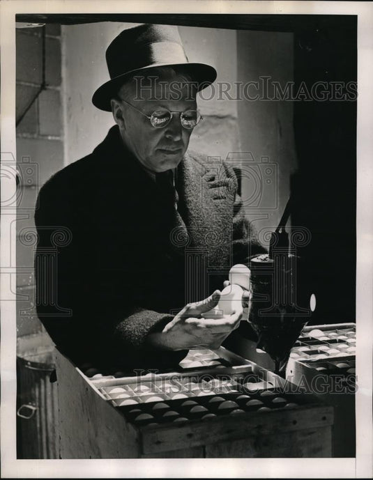 1939 Press Photo Harry V. Byxbee, Inspector for Mercantile Exchange Checks Eggs - Historic Images