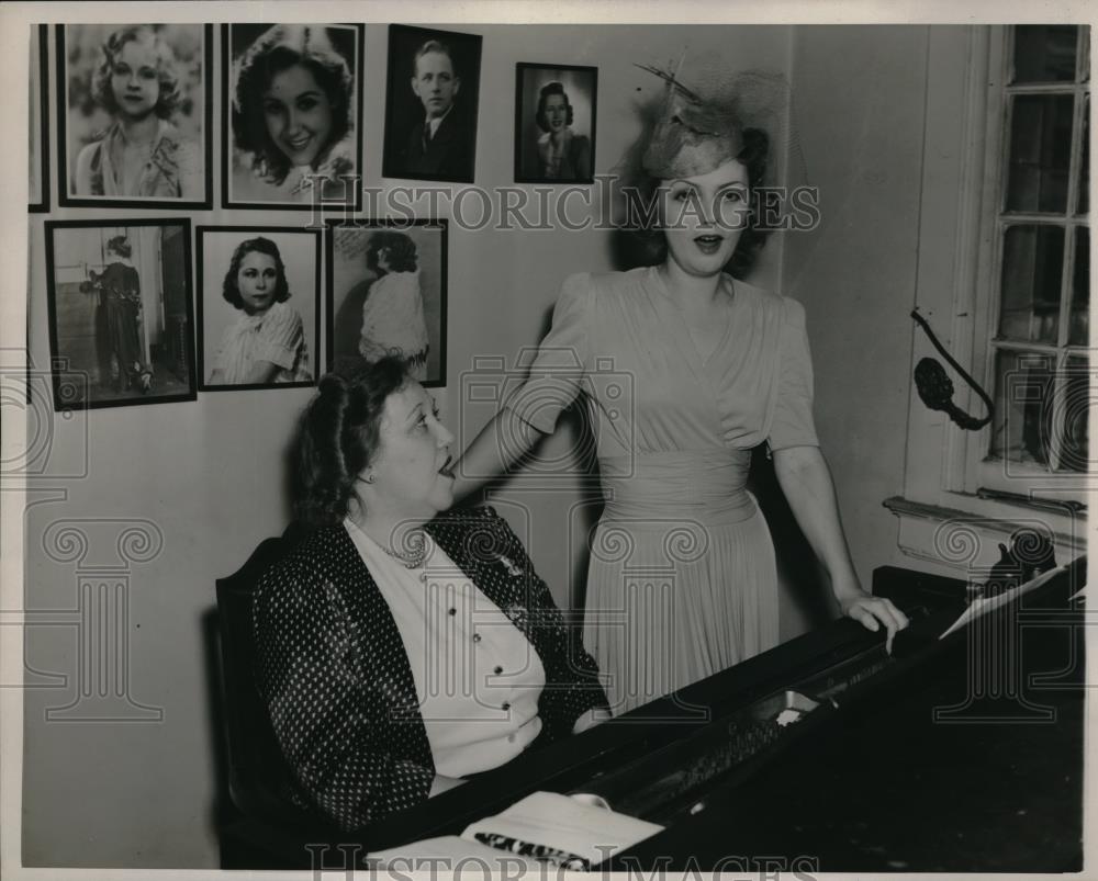 1941 Press Photo Voice Instructor Ledela Lucy with Show Girl Mildred Borst - Historic Images