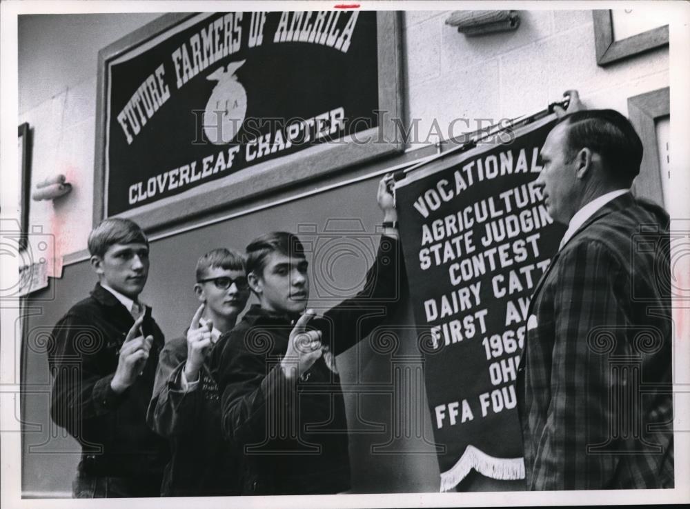 Press Photo Cleveland, Ohio HS FFA dairy judging team - neb50046 - Historic Images