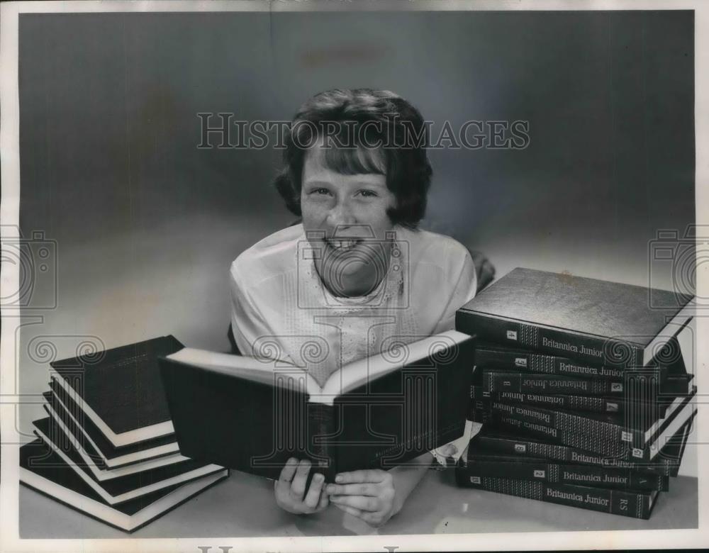 1962 Press Photo Pat O'Connell wins books from Encyclopedia Britannica - Historic Images