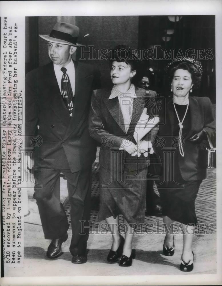 1949 Press Photo NYC, Mrs Brun Eisler &amp; Immigration&#39;s H Hatke, A Ford at court - Historic Images