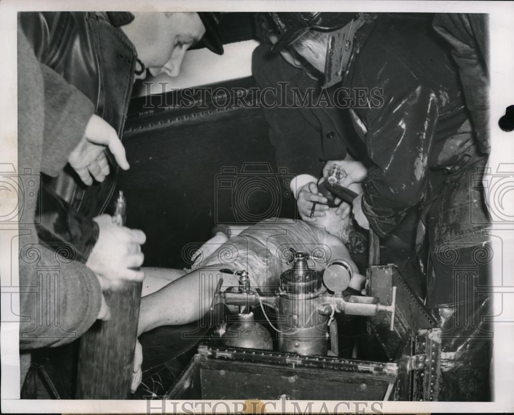 1950 Press Photo Chicago Rescue workers Sandra Lee Ford Apartment fire - Historic Images