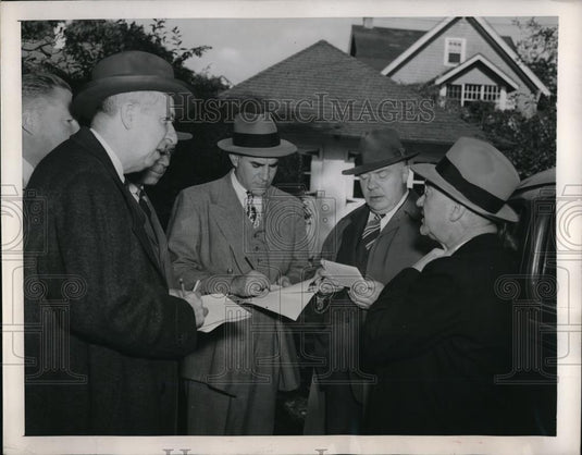 1946 Press Photo James N. Gehrig Talks to Reporters on Scene of Double Murder - Historic Images