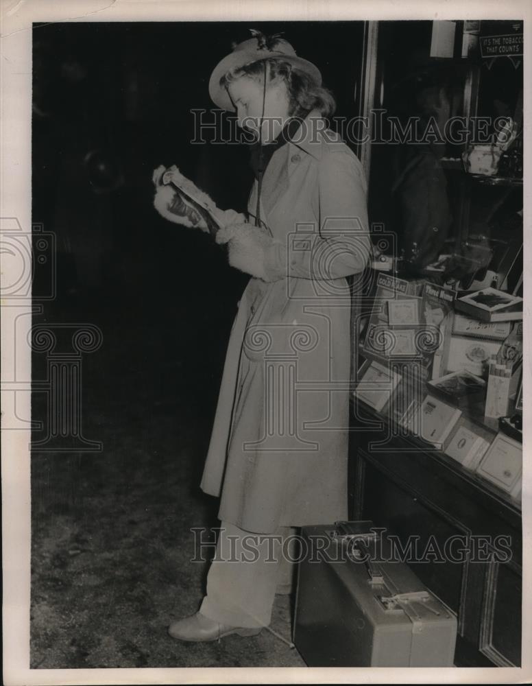 1940 Press Photo Enid Melton, member of Women&#39;s Land Army, in uniform in London - Historic Images