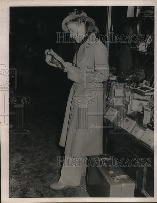 1940 Press Photo Enid Melton, member of Women's Land Army, in uniform in London - Historic Images