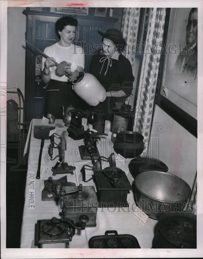 1955 Press Photo Mrs. R. L. Gross, Mrs. R. A. Hoffman, with 1840 Butter Churn - Historic Images