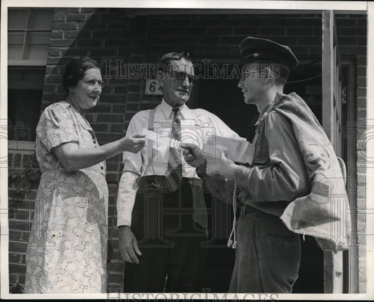 1942 Press Photo Mr & Mrs A Norton, get war allotment check from postman in D.C. - Historic Images