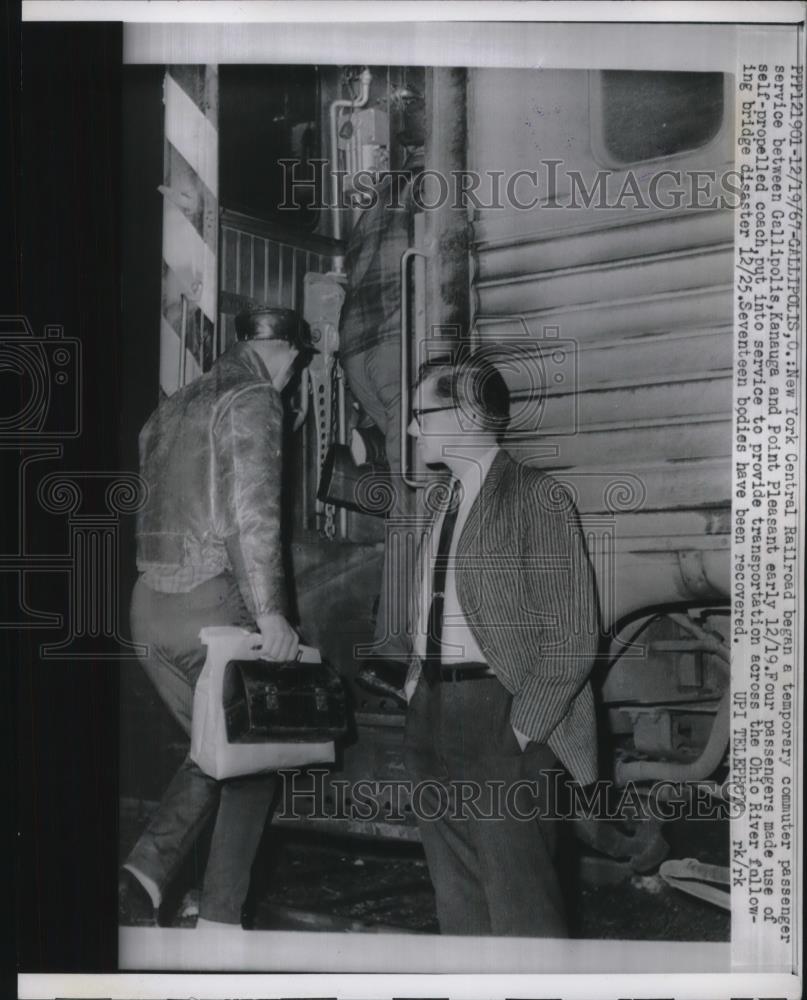 1967 Press Photo Passengers Board New York Central Commuter Train - neb52140 - Historic Images