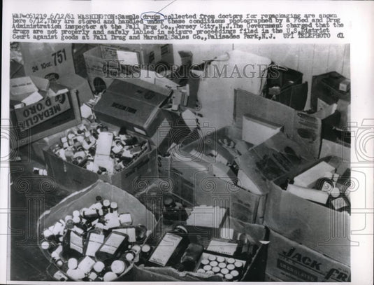 1961 Press Photo FDA Inspector shows how drugs from doctors are repackaged. - Historic Images