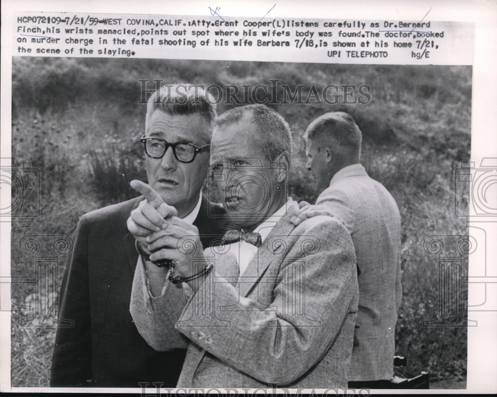 1959 Press Photo W Covina, Calif. Atty Grant Cooper,Dr B Finch at a murder scene - Historic Images