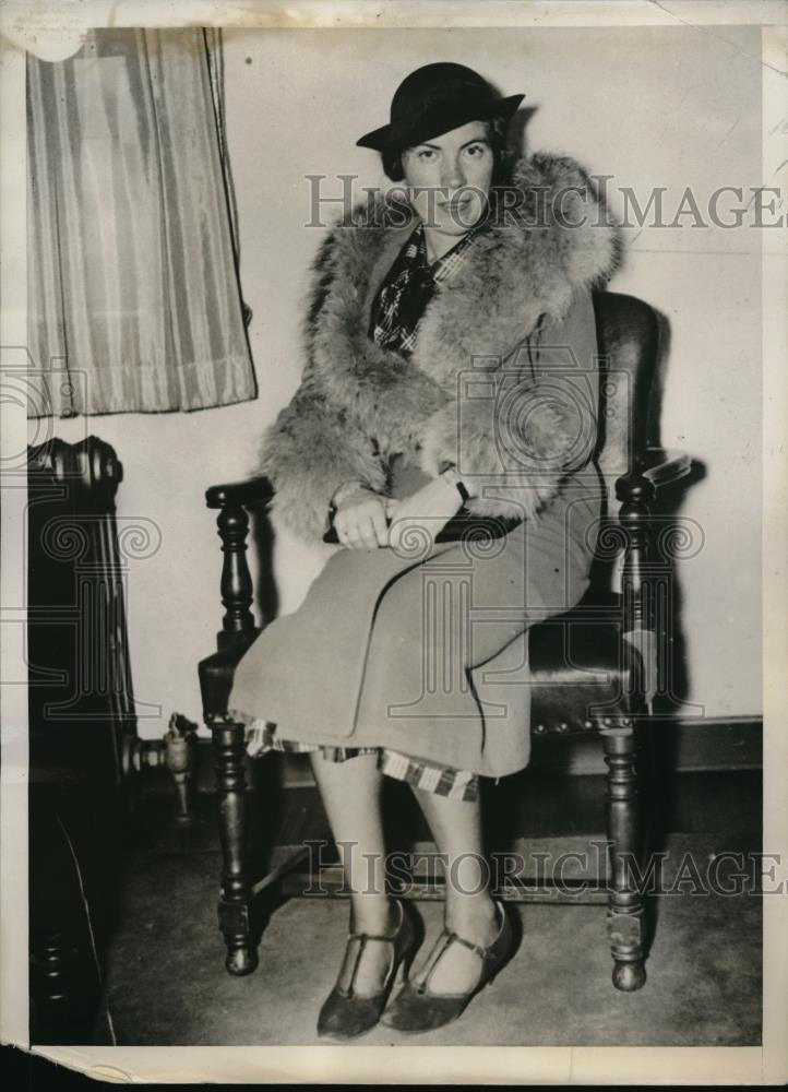 1935 Press Photo Ida Herber after being awarded $36,000 from Harold Orenstine - Historic Images