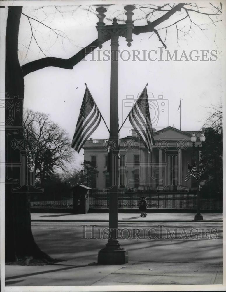 1945 Press Photo View Of The Front Of The White House Showing The Flags - Historic Images