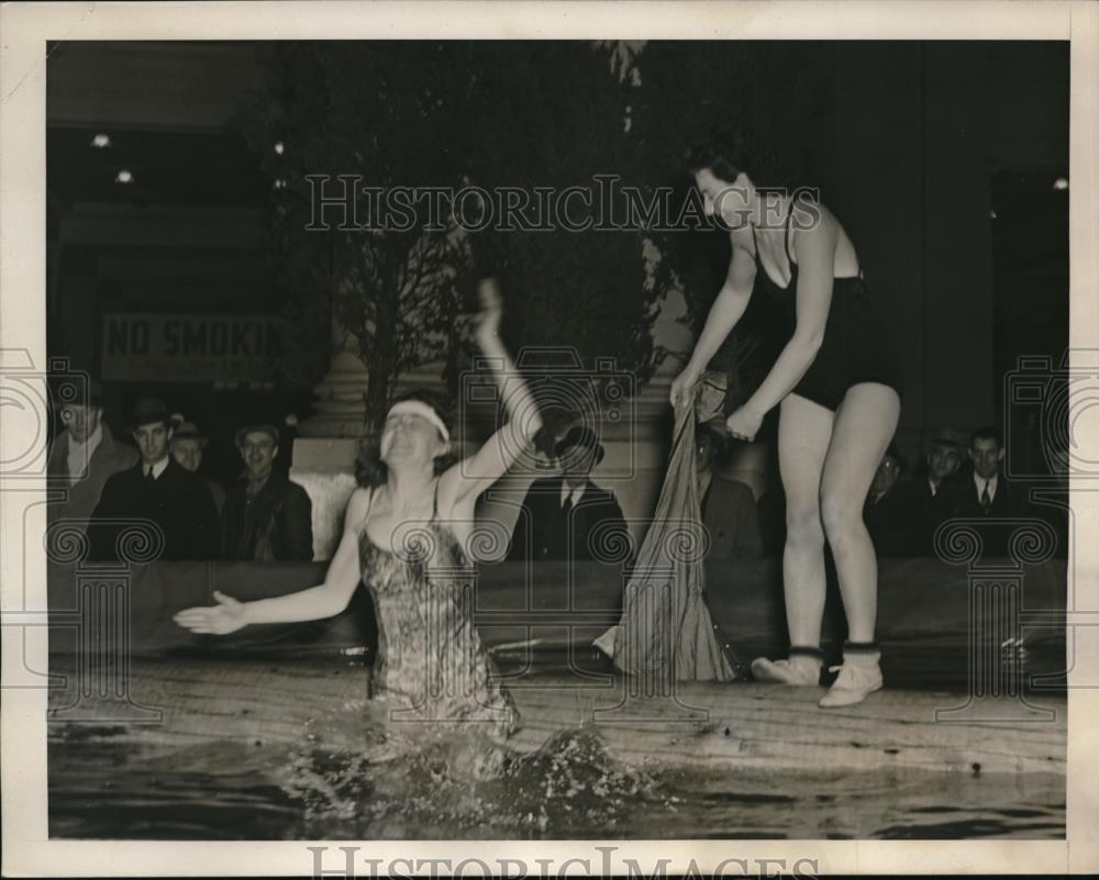 1940 Press Photo Champion log roller Marietta Phipps &amp; Mary Jean Malott in NY - Historic Images