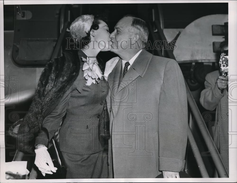 1953 Press Photo Chicago, Ill Pam Martyn &amp; J Stuart Rotchford of Happiness Tours - Historic Images