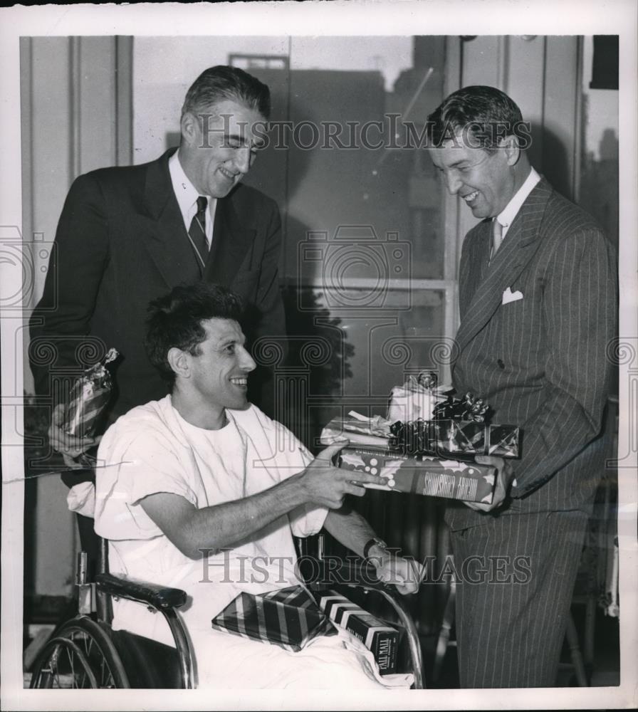 1952 Press Photo NYC, Paralyzed jockey Paul Francolon award from A Vanderbilt - Historic Images