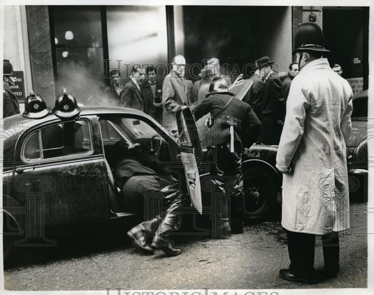 1962 Press Photo London Firemen Put Out Car Fire - neb51633 - Historic Images