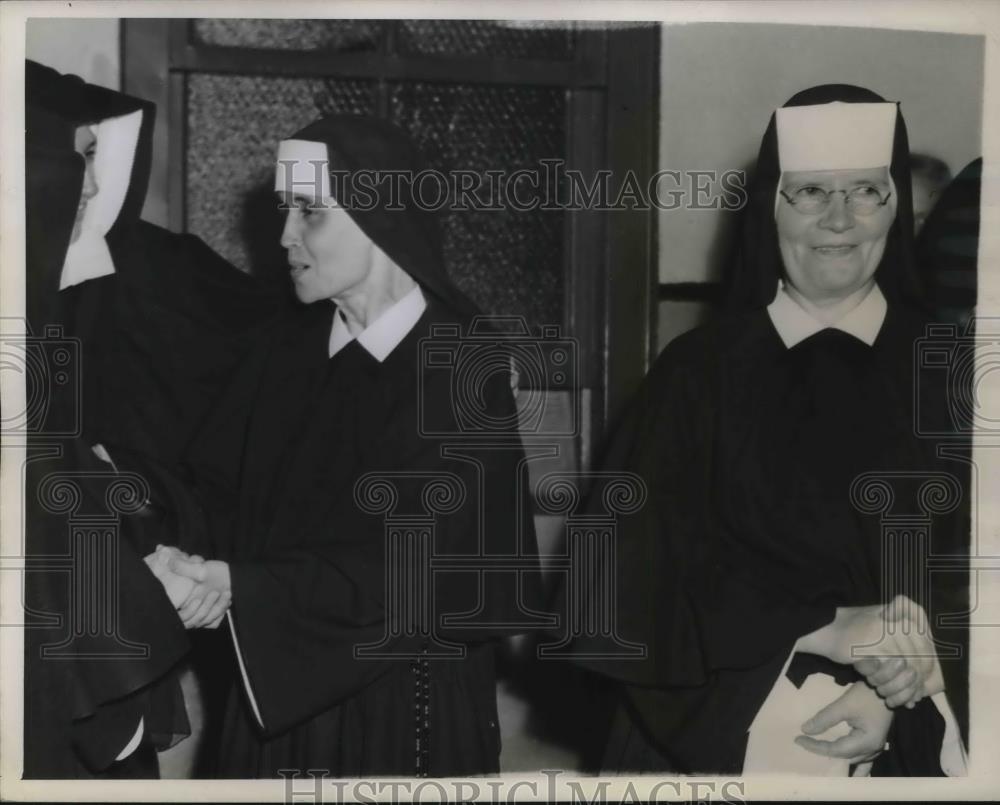 1945 Press Photo Sister Thelma Maria Awarded Order of the Sun and Stars - Historic Images