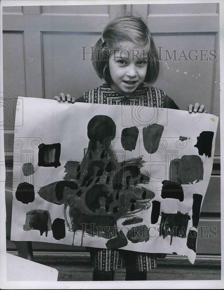 1967 Press Photo Barbara Walsh with Painted Picture from Lincoln Elementary - Historic Images