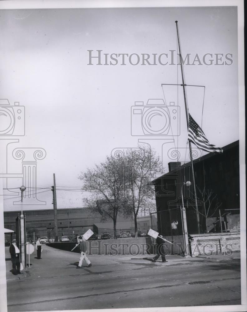 1952 Press Photo The Flag Lowered Over The US Steel Plant As Picketers March - Historic Images