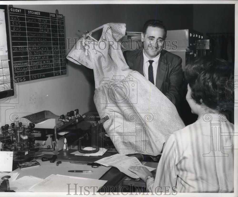 1960 Press Photo Adolphe Meirowitz Traffic Manager At Lilienthal Showing Dress - Historic Images