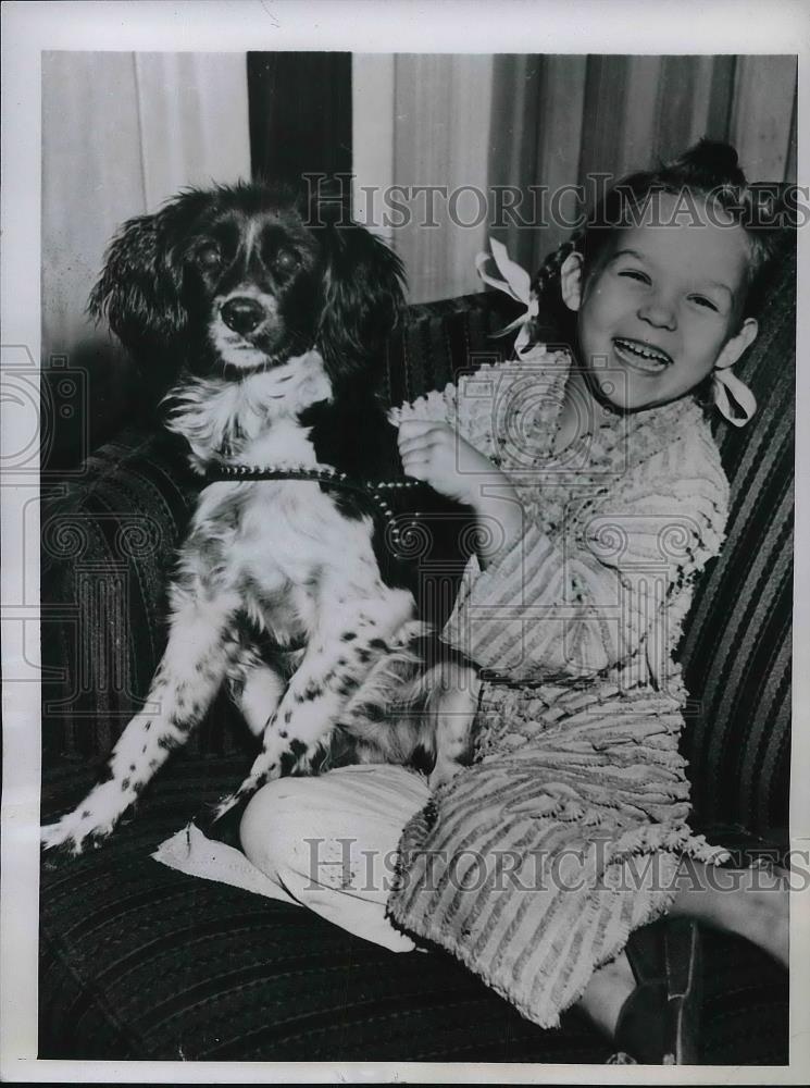 1949 Press Photo Cocker Spaniel Dog With Darlene Hattan Family Pet - Historic Images