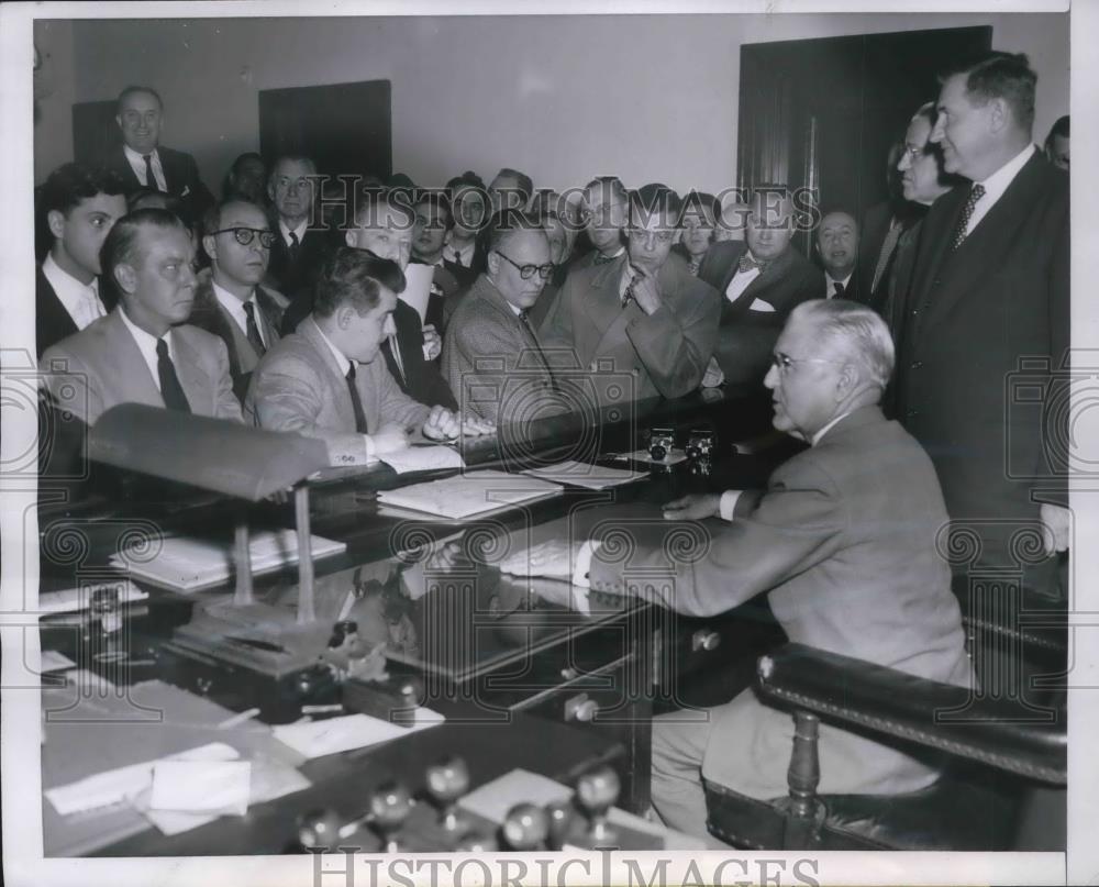 1953 Press Photo Judge Donald Gregg &amp; Judge Judson Harries With Court Clerk - Historic Images